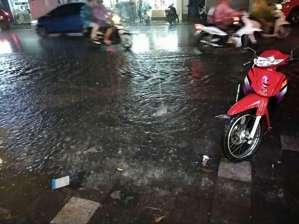 Ngày Hà Nội ngập: Tủ lạnh trôi bập bềnh, thanh niên bơi giữa phố còn xe sang đứng im mà chịu trận